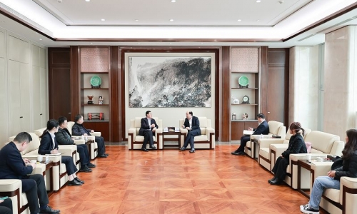 新疆中泰集團黨委副書記、總經(jīng)理邊德運一行到訪桐昆