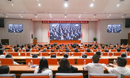 熱血沸騰丨桐昆人齊上愛國課，共觀閱兵盛典